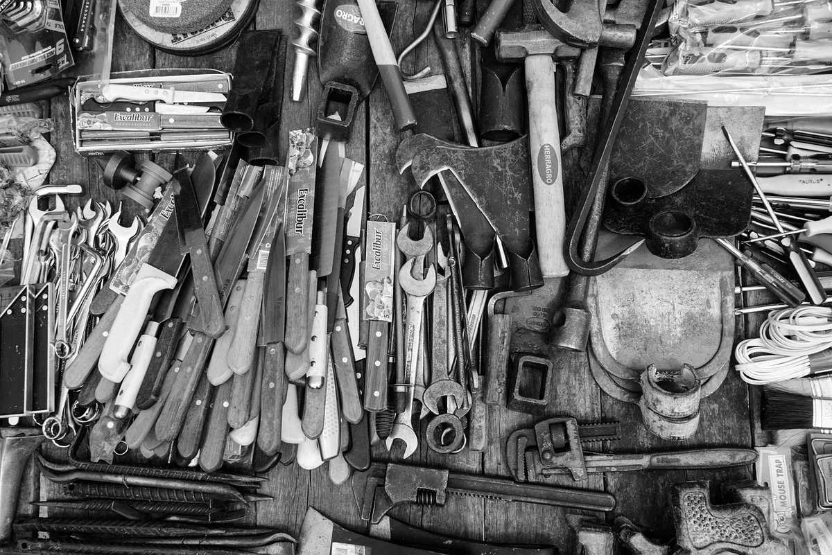 Outils électriques vs manuels : deux stratégies distinctes