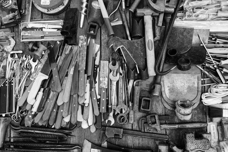 Outils électriques vs manuels : deux stratégies distinctes